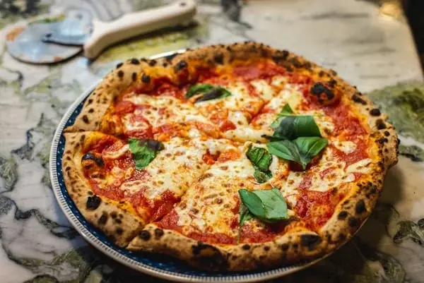 Pizza Margherita artesanal en Gusto Restaurante Pizzeria, La Línea de la Concepción