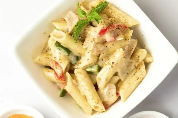 Penne al salmón ahumado — pasta italiana de Gusto Restaurante Pizzeria, La Línea
