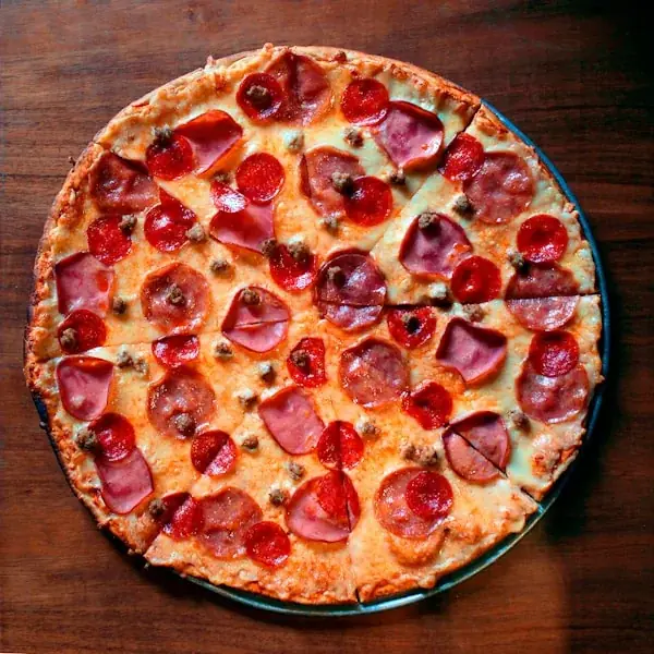Pizza Diavola con salami picante — Gusto Restaurante Pizzeria, La Línea de la Concepción