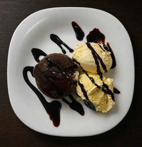 Soufflé al cioccolato con Gelato — postre italiano, Gusto Restaurante Pizzeria - La Línea